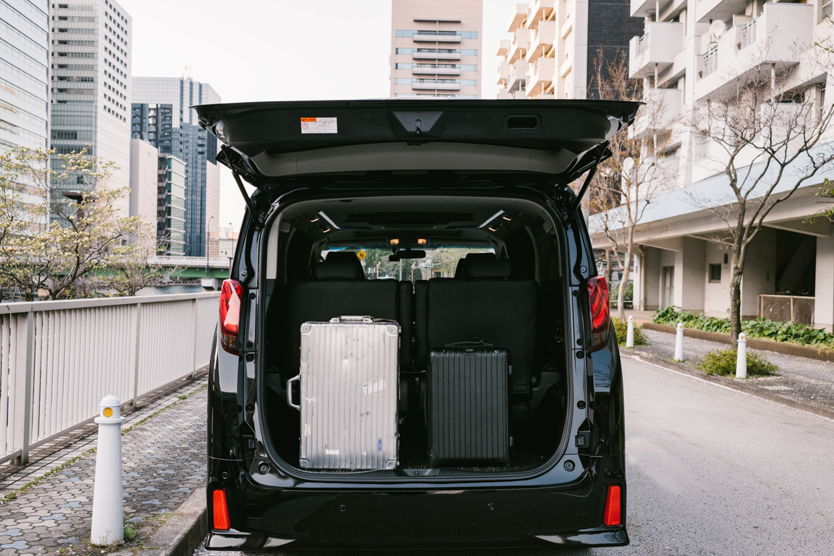 ★ワーゲン車1/24黄・黒・白　トヨタALPHARD ケースパッキング❤️合計4台 ☆ワーゲン車1/24黄・黒・白 トヨタALPHARD ケースパッキング